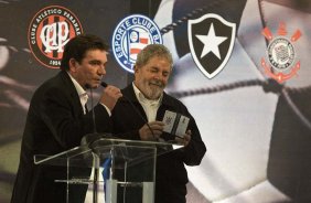 O presidente Luiz Inacio Lula da Silva recebeu esta noite homenagem do Corinthians no Parque So Jorge, como Torcedor do Centenario, e do Clube dos 13 como Chanceler do Futebol Brasileiro