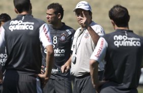 Adilson Batista com os jogadores no centro do gramado, durante o treino do Corinthians, realizado esta manh no Parque So Jorge. O prximo jogo da equipe, ser amanh, sbado, dia 04/09, contra o Goias/GO, no estdio do Pacaembu, pela 19. a rodada do Campeonato Brasileiro de 2010