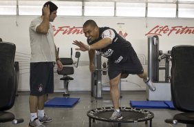 O fisioterapeuta Bruno Mazziotti e Ronaldo durante o treino do Corinthians, realizado esta manh no Parque So Jorge. O prximo jogo da equipe, ser amanh, sbado, dia 04/09, contra o Goias/GO, no estdio do Pacaembu, pela 19. a rodada do Campeonato Brasileiro de 2010