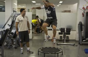 O fisioterapeuta Bruno Mazziotti e Ronaldo durante o treino do Corinthians, realizado esta manh no Parque So Jorge. O prximo jogo da equipe, ser amanh, sbado, dia 04/09, contra o Goias/GO, no estdio do Pacaembu, pela 19. a rodada do Campeonato Brasileiro de 2010