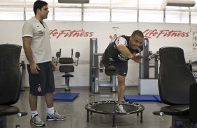 O fisioterapeuta Bruno Mazziotti e Ronaldo durante o treino do Corinthians, realizado esta manh no Parque So Jorge. O prximo jogo da equipe, ser amanh, sbado, dia 04/09, contra o Goias/GO, no estdio do Pacaembu, pela 19. a rodada do Campeonato Brasileiro de 2010
