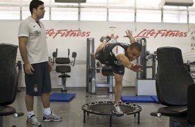 O fisioterapeuta Bruno Mazziotti e Ronaldo durante o treino do Corinthians, realizado esta tarde no Parque So Jorge. O prximo jogo da equipe, ser sbado, dia 04/09, contra o Goias/GO, no estdio do Pacaembu, pela 19. a rodada do Campeonato Brasileiro de 2010