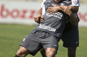 Paulinho brinca com Roberto Carlos durante o treino do Corinthians, realizado esta manh no Parque So Jorge. O prximo jogo da equipe, ser amanh, sbado, dia 04/09, contra o Goias/GO, no estdio do Pacaembu, pela 19. a rodada do Campeonato Brasileiro de 2010