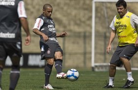 Roberto Carlos e Adilson Batista durante o treino do Corinthians, realizado esta manh no Parque So Jorge. O prximo jogo da equipe, ser amanh, sbado, dia 04/09, contra o Goias/GO, no estdio do Pacaembu, pela 19. a rodada do Campeonato Brasileiro de 2010