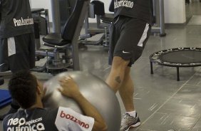 Ronaldo brinca com Dentinho durante o treino do Corinthians, realizado esta manh no Parque So Jorge. O prximo jogo da equipe, ser amanh, sbado, dia 04/09, contra o Goias/GO, no estdio do Pacaembu, pela 19. a rodada do Campeonato Brasileiro de 2010