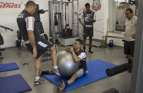 Ronaldo brinca com Dentinho durante o treino do Corinthians, realizado esta manh no Parque So Jorge. O prximo jogo da equipe, ser amanh, sbado, dia 04/09, contra o Goias/GO, no estdio do Pacaembu, pela 19. a rodada do Campeonato Brasileiro de 2010