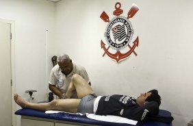 Bruno Cesar durante sessao de massagem com o enfermeiro Cear durante o treino do Corinthians, realizado esta tarde no Parque So Jorge. O prximo jogo da equipe, ser sbado, dia 11/09, contra o Grmio, no Pacaembu, pela 21. a rodada do Campeonato Brasileiro de 2010