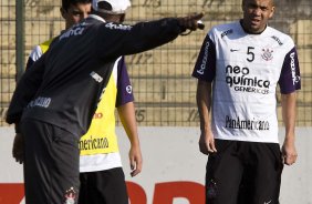 Defederico, atras, e Souza ouvem as instrucoes do auxilair Ivair Jr., durante o treino do Corinthians, realizado esta tarde no Parque So Jorge. O prximo jogo da equipe, ser sbado, dia 11/09, contra o Grmio, no Pacaembu, pela 21. a rodada do Campeonato Brasileiro de 2010