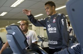 O fisioterapeuta Caio Mello e Dentinho durante o treino do Corinthians, realizado esta tarde no Parque So Jorge. O prximo jogo da equipe, ser sbado, dia 11/09, contra o Grmio, no Pacaembu, pela 21. a rodada do Campeonato Brasileiro de 2010