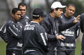 Adilson Batista com os jogadores durante o treino do Corinthians, realizado esta manh no Parque So Jorge. O prximo jogo da equipe, ser amanh, sbado, dia 11/09, contra o Grmio, no Pacaembu, pela 21. a rodada do Campeonato Brasileiro de 2010