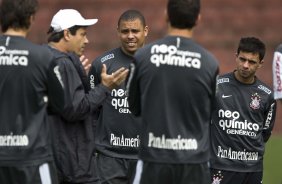 Adilson Batista com os jogadores durante o treino do Corinthians, realizado esta manh no Parque So Jorge. O prximo jogo da equipe, ser amanh, sbado, dia 11/09, contra o Grmio, no Pacaembu, pela 21. a rodada do Campeonato Brasileiro de 2010