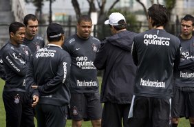 Adilson Batista, de bone, com os jogadores durante o treino do Corinthians, realizado esta manh no Parque So Jorge. O prximo jogo da equipe, ser amanh, sbado, dia 11/09, contra o Grmio, no Pacaembu, pela 21. a rodada do Campeonato Brasileiro de 2010