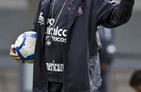 Adilson Batista durante o treino do Corinthians, realizado esta manh no Parque So Jorge. O prximo jogo da equipe, ser amanh, sbado, dia 11/09, contra o Grmio, no Pacaembu, pela 21. a rodada do Campeonato Brasileiro de 2010