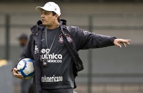 Adilson Batista durante o treino do Corinthians, realizado esta manh no Parque So Jorge. O prximo jogo da equipe, ser amanh, sbado, dia 11/09, contra o Grmio, no Pacaembu, pela 21. a rodada do Campeonato Brasileiro de 2010