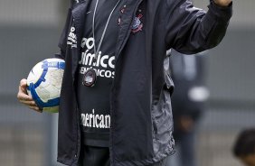 Adilson Batista durante o treino do Corinthians, realizado esta manh no Parque So Jorge. O prximo jogo da equipe, ser amanh, sbado, dia 11/09, contra o Grmio, no Pacaembu, pela 21. a rodada do Campeonato Brasileiro de 2010