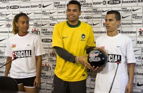 Dentinho  o padrinho das equipes masculina e feminina que vo defender o Brasil na Copa do Mundo de Futebol Social, de 19 a 26 de setembro, no Rio de Janeiro. A competio reunir cerca de 50 pases, representados por jovens que vivem em situao de risco e tem no esporte uma oportunidade de mudar de vida, durante o treino do Corinthians, realizado esta manh no Parque So Jorge. O prximo jogo da equipe, ser amanh, sbado, dia 11/09, contra o Grmio, no Pacaembu, pela 21. a rodada do Campeonato Brasileiro de 2010