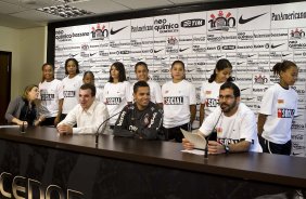 Dentinho  o padrinho das equipes masculina e feminina que vo defender o Brasil na Copa do Mundo de Futebol Social, de 19 a 26 de setembro, no Rio de Janeiro. A competio reunir cerca de 50 pases, representados por jovens que vivem em situao de risco e tem no esporte uma oportunidade de mudar de vida, durante o treino do Corinthians, realizado esta manh no Parque So Jorge. O prximo jogo da equipe, ser amanh, sbado, dia 11/09, contra o Grmio, no Pacaembu, pela 21. a rodada do Campeonato Brasileiro de 2010