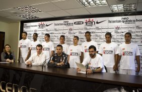 Dentinho  o padrinho das equipes masculina e feminina que vo defender o Brasil na Copa do Mundo de Futebol Social, de 19 a 26 de setembro, no Rio de Janeiro. A competio reunir cerca de 50 pases, representados por jovens que vivem em situao de risco e tem no esporte uma oportunidade de mudar de vida, durante o treino do Corinthians, realizado esta manh no Parque So Jorge. O prximo jogo da equipe, ser amanh, sbado, dia 11/09, contra o Grmio, no Pacaembu, pela 21. a rodada do Campeonato Brasileiro de 2010