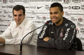 Dentinho  o padrinho das equipes masculina e feminina que vo defender o Brasil na Copa do Mundo de Futebol Social, de 19 a 26 de setembro, no Rio de Janeiro. A competio reunir cerca de 50 pases, representados por jovens que vivem em situao de risco e tem no esporte uma oportunidade de mudar de vida, durante o treino do Corinthians, realizado esta manh no Parque So Jorge. O prximo jogo da equipe, ser amanh, sbado, dia 11/09, contra o Grmio, no Pacaembu, pela 21. a rodada do Campeonato Brasileiro de 2010