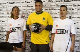 Dentinho  o padrinho das equipes masculina e feminina que vo defender o Brasil na Copa do Mundo de Futebol Social, de 19 a 26 de setembro, no Rio de Janeiro. A competio reunir cerca de 50 pases, representados por jovens que vivem em situao de risco e tem no esporte uma oportunidade de mudar de vida, durante o treino do Corinthians, realizado esta manh no Parque So Jorge. O prximo jogo da equipe, ser amanh, sbado, dia 11/09, contra o Grmio, no Pacaembu, pela 21. a rodada do Campeonato Brasileiro de 2010