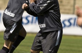 Paulo Andr brinca com Ronaldo durante o treino do Corinthians, realizado esta manh no Parque So Jorge. O prximo jogo da equipe, ser amanh, sbado, dia 11/09, contra o Grmio, no Pacaembu, pela 21. a rodada do Campeonato Brasileiro de 2010