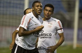 Jucilei comemora seu gol com Paulinho(d) durante a partida entre Fluminense x Corinthians, vlida pela 22 rodada do Campeonato Brasileiro de 2010, serie A, realizada esta noite no estdio do Engenho