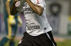 Jucilei comemora seu gol durante a partida entre Fluminense x Corinthians, vlida pela 22 rodada do Campeonato Brasileiro de 2010, serie A, realizada esta noite no estdio do Engenho