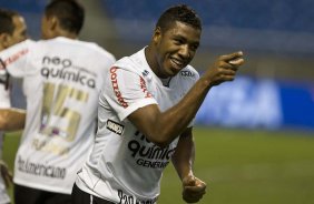 Jucilei comemora seu gol durante a partida entre Fluminense x Corinthians, vlida pela 22 rodada do Campeonato Brasileiro de 2010, serie A, realizada esta noite no estdio do Engenho