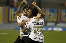 Paulo Andr e Jorge Henrique, de costas, comemoram o gol com Jucilei(c) durante a partida entre Fluminense x Corinthians, vlida pela 22 rodada do Campeonato Brasileiro de 2010, serie A, realizada esta noite no estdio do Engenho