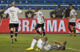 Alessandro e Elias comemoram segundo gol do Corinthians feito por Iarley(d) durante a partida entre Fluminense x Corinthians, vlida pela 22 rodada do Campeonato Brasileiro de 2010, serie A, realizada esta noite no estdio do Engenho