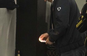 Adilson Batista acende uma vela nos vestiários antes da partida entre Corinthians x Grêmio/Presidente Prudente, válida pela 23ª rodada do Campeonato Brasileiro de 2010, serie A, realizada esta noite no estádio do Pacaembu