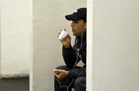 Iarley tomando Café nos vestiários antes da partida entre Corinthians x Grêmio/Presidente Prudente, válida pela 23ª rodada do Campeonato Brasileiro de 2010, serie A, realizada esta noite no estádio do Pacaembu