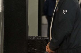 O tcnico Adilson Batista rezando nos vestirios antes da partida entre Corinthians x Grmio/Presidente Prudente, vlida pela 23 rodada do Campeonato Brasileiro de 2010, serie A, realizada esta noite no estdio do Pacaembu
