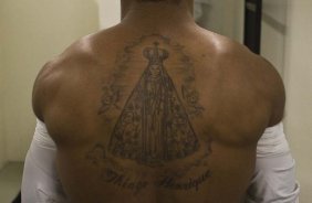 Tatuagem nas costas de Jorge Henrique nos vestirios antes da partida entre Corinthians x Grmio/Presidente Prudente, vlida pela 23 rodada do Campeonato Brasileiro de 2010, serie A, realizada esta noite no estdio do Pacaembu