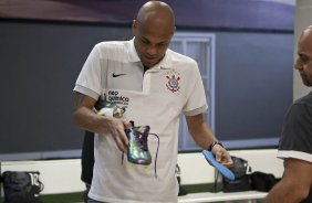 Souza com o roupeiro Edizio nos vestirios antes da partida entre Internacional/RS x Corinthians vlida pela 25 rodada do Campeonato Brasileiro de 2010, serie A, realizada esta tarde no estdio Beira-Rio, em Porto Alegre
