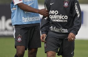 Paulinho e Roberto Carlos durante o treino do Corinthians, realizado esta tarde no CT Joaquim Grava, no Parque Ecolgico do Tiete. O prximo jogo da equipe, ser amanh, quarta-feira, dia 29/09, contra o Botafogo, no Pacaembu, pela 26. a rodada do Campeonato Brasileiro de 2010