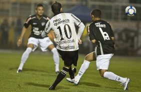 Bruno Cesar(10) chuta em cima de Marcelo Cordeiro e faz seu gol durante a partida entre Corinthians x Botafogo, vlida pela 26 rodada do Campeonato Brasileiro de 2010, serie A, realizada esta noite no estdio do Pacaembu