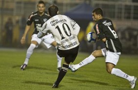 Bruno Cesar(10) chuta em cima de Marcelo Cordeiro e faz seu gol durante a partida entre Corinthians x Botafogo, vlida pela 26 rodada do Campeonato Brasileiro de 2010, serie A, realizada esta noite no estdio do Pacaembu