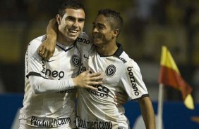 Bruno Cesar comemora seu gol com Jorge Henrique durante a partida entre Corinthians x Botafogo, vlida pela 26 rodada do Campeonato Brasileiro de 2010, serie A, realizada esta noite no estdio do Pacaembu