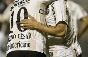 Bruno Cesar comemora seu gol e e abracado por Roberto Carlos(d) durante a partida entre Corinthians x Botafogo, válida pela 26ª rodada do Campeonato Brasileiro de 2010, serie A, realizada esta noite no estádio do Pacaembu