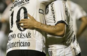 Bruno Cesar comemora seu gol e e abracado por Roberto Carlos(d) durante a partida entre Corinthians x Botafogo, vlida pela 26 rodada do Campeonato Brasileiro de 2010, serie A, realizada esta noite no estdio do Pacaembu