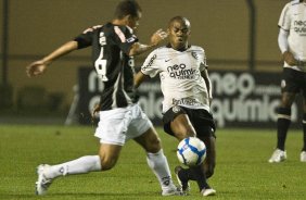 Marcelo Cordeiro e Elias durante a partida entre Corinthians x Botafogo, vlida pela 26 rodada do Campeonato Brasileiro de 2010, serie A, realizada esta noite no estdio do Pacaembu