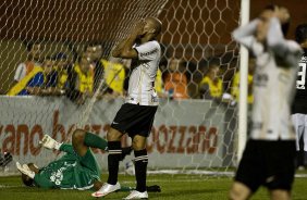 Jefferson no chao, enquanto Thiago Heleno e Bruno Cesar lamentam perda de um gol durante a partida entre Corinthians x Botafogo, válida pela 26ª rodada do Campeonato Brasileiro de 2010, serie A, realizada esta noite no estádio do Pacaembu