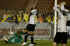 Jefferson no chao, enquanto Thiago Heleno e Bruno Cesar lamentam perda de um gol durante a partida entre Corinthians x Botafogo, vlida pela 26 rodada do Campeonato Brasileiro de 2010, serie A, realizada esta noite no estdio do Pacaembu