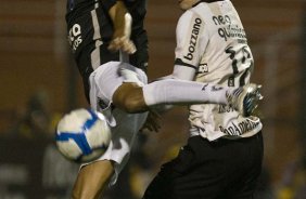 Leandro Guerreiro e Bruno Cesar durante a partida entre Corinthians x Botafogo, vlida pela 26 rodada do Campeonato Brasileiro de 2010, serie A, realizada esta noite no estdio do Pacaembu
