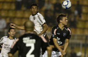 Paulinho e Fabio Ferreira durante a partida entre Corinthians x Botafogo, vlida pela 26 rodada do Campeonato Brasileiro de 2010, serie A, realizada esta noite no estdio do Pacaembu