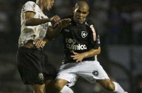 Thiago Heleno e Alessandro durante a partida entre Corinthians x Botafogo, válida pela 26ª rodada do Campeonato Brasileiro de 2010, serie A, realizada esta noite no estádio do Pacaembu