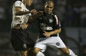 Thiago Heleno e Alessandro durante a partida entre Corinthians x Botafogo, vlida pela 26 rodada do Campeonato Brasileiro de 2010, serie A, realizada esta noite no estdio do Pacaembu