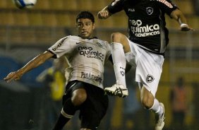 William e Loco Abreu durante a partida entre Corinthians x Botafogo, vlida pela 26 rodada do Campeonato Brasileiro de 2010, serie A, realizada esta noite no estdio do Pacaembu