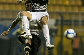 William e Loco Abreu durante a partida entre Corinthians x Botafogo, vlida pela 26 rodada do Campeonato Brasileiro de 2010, serie A, realizada esta noite no estdio do Pacaembu